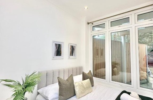 East Acton House | London Charm - Stylish Room in Spacious Home