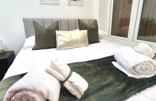 East Acton House | London Charm - Stylish Room in Spacious Home
