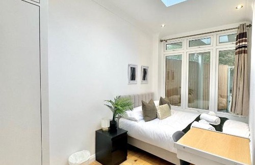 East Acton House | London Charm - Stylish Room in Spacious Home