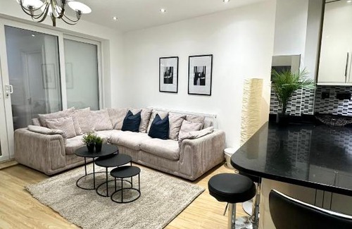 East Acton House | London Charm - Stylish Room in Spacious Home