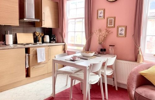 Chinatown Apartment | London Chinatown Apartments (Cherry blossom Suite)