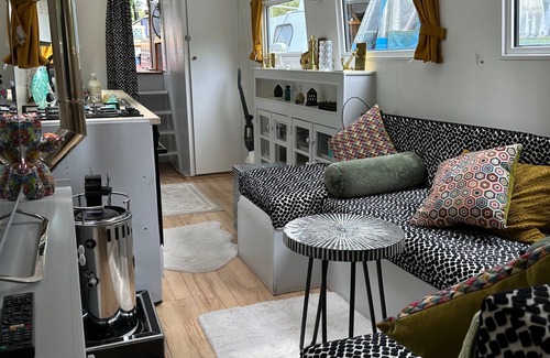 Westbourne Green House | London Dutch Barge - Sleeps 3 & Cosy Fireplace