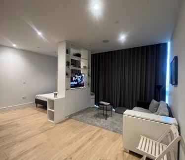 Heathrow Villages Apartment | London Heathrow Airport Apartment Voyager House Terminal 12345 - EV electric and Parking available