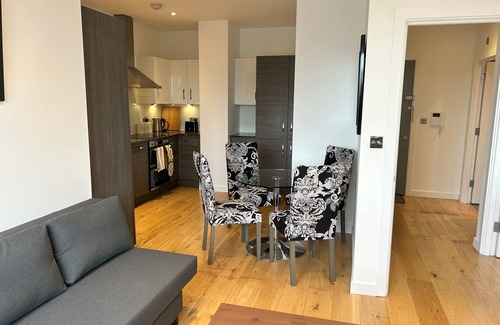 Botwell Apartment | London Heathrow Apartment - Hayes & Harlington