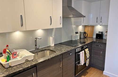 Botwell Apartment | London Heathrow Apartment - Hayes & Harlington