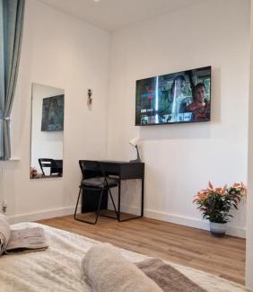 St. Helen's Apartment | London Kensington Room