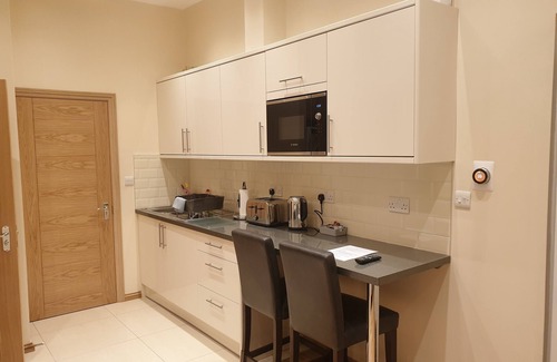 Clementswood Apartment | London Luxury 3 Bedroom with 3 Ensuite Bathrooms and Free Parking Close to Tube