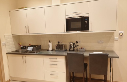 Clementswood Apartment | London Luxury 3 Bedroom with 3 Ensuite Bathrooms and Free Parking Close to Tube