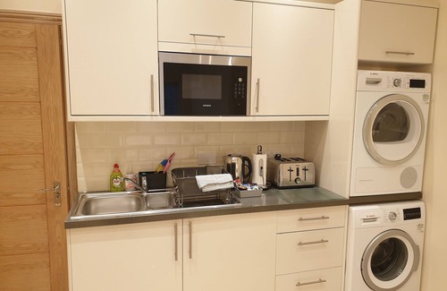Clementswood Apartment | London Luxury 3 Bedroom with 3 Ensuite Bathrooms and Free Parking Close to Tube