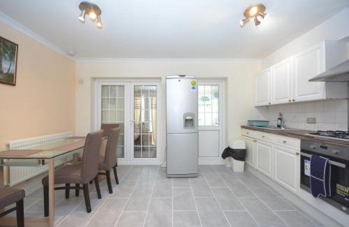 Dagenham Apartment | London Luxury 5 Bedroom House 2 min walk to the Tube Station