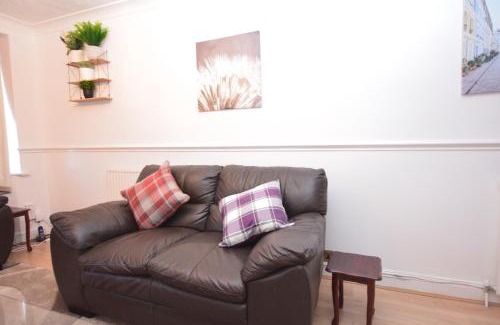 Dagenham Apartment | London Luxury 5 Bedroom House 2 min walk to the Tube Station