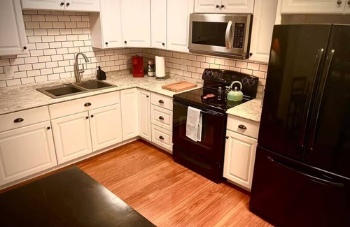 London Apartment | London Maisonette: Black Doorn Great space in a small town close to a big city!