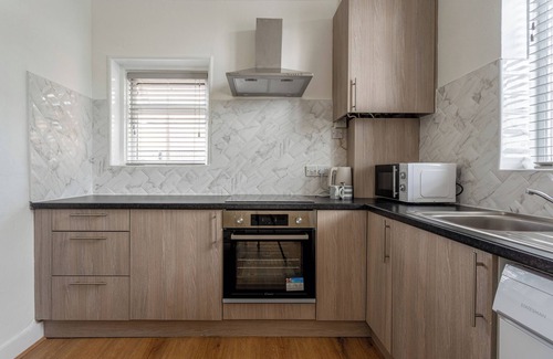 Canning Town Apartment | London Oasis - Modern 3 Bedroom Apartment