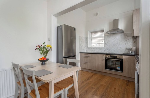 Canning Town Apartment | London Oasis - Modern 3 Bedroom Apartment