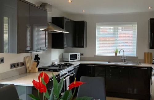 Woodley House | London Road - Spacious 4 bedroom house with garden in Earley