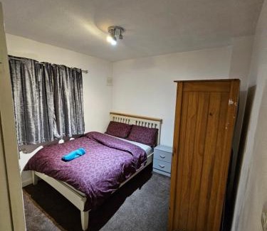 Dagenham House | London Serviced Accommodation x RM10 x DM 4 Weekly x Monthly Deals x Sleeps 10 x FREE Parking x FREE Wifi E