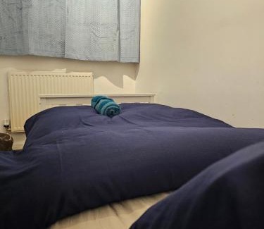 Dagenham House | London Serviced Accommodation x RM10 x DM 4 Weekly x Monthly Deals x Sleeps 10 x FREE Parking x FREE Wifi E