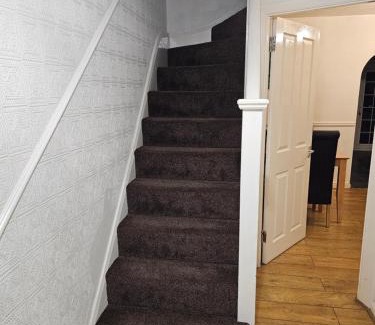 Dagenham House | London Serviced Accommodation x RM10 x DM 4 Weekly x Monthly Deals x Sleeps 10 x FREE Parking x FREE Wifi E