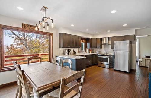 Rileyville House | Lone Bear Cabin: Lv2 EV, WiFi, River Access, Mountain Views, fireplace, hot tub