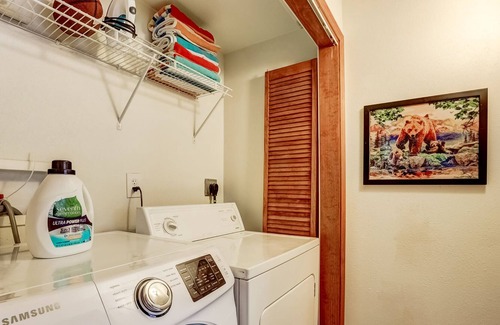 Montgomery Estates House | Lone Pine Lodge - Hot tub, Arcade game, Movie room!