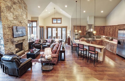 Fairmount On The River House | Lone Star Lodge: High End Property-On the River-Hot Tub & Seasonal Shuttle.