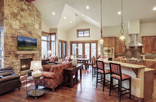 Fairmount On The River House | Lone Star Lodge: High End Property-On the River-Hot Tub & Seasonal Shuttle.