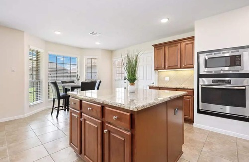 Manvel House | Lone Star Retreat - Your 4 Bedroom Texas Getaway
