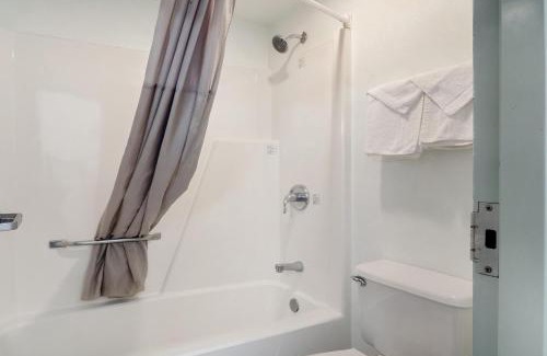 Erick Hotel | Lonestar Inn & Suites, Erick OK Hwy 40 BY OYO