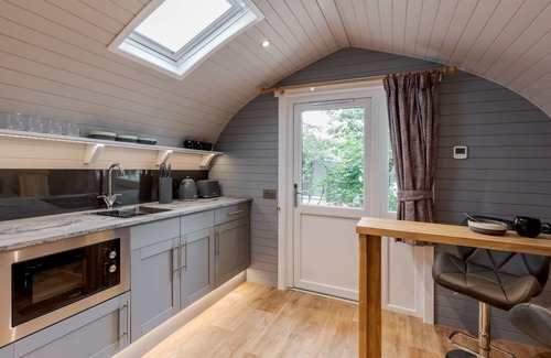 Skipton Cabin | Long Ashes - Tan - a long ashes park that sleeps 2 guests in 1 bedroom