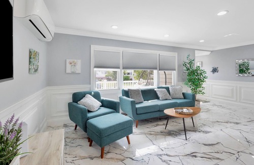 Long Beach House | Long Beach canals quiet and inviting place to stay come enjoy this perfect space