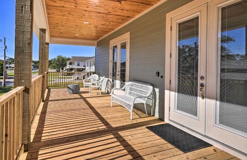 Long Beach House | Long Beach Getaway with Decks and Ocean Views!