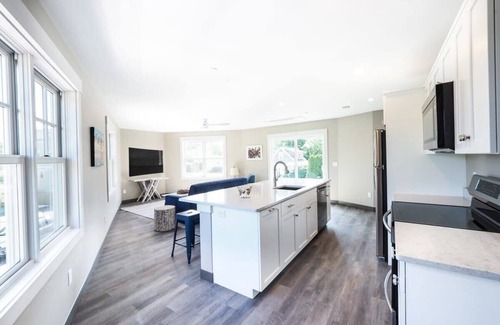 Gloucester Apartment | Long Beach Suites: 3 Mins Toes To Sand!