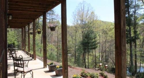 Dahlonega Cabin | Long Mountain Lodge Bed & Breakfast