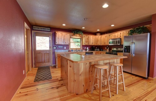 Brasstown Cabin | Long-Range Mountain Views All Rooms! Bedding for 8! Wi-Fi, Ping-Pong & X-Box!