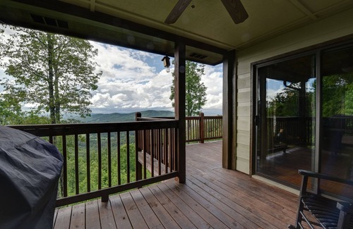 Brasstown Cabin | Long-Range Mountain Views All Rooms! Bedding for 8! Wi-Fi, Ping-Pong & X-Box!