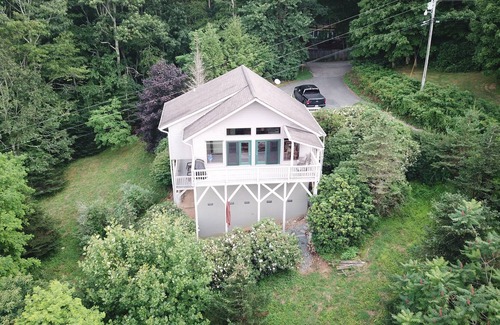 Frank Ski Chalet | Long Range Views & Close to Grandfather, Roan, Beech & Sugar Mountains