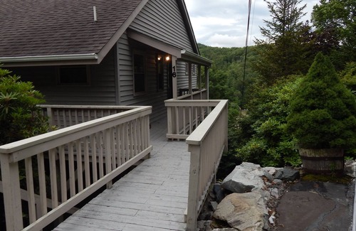 Frank Ski Chalet | Long Range Views & Close to Grandfather, Roan, Beech & Sugar Mountains