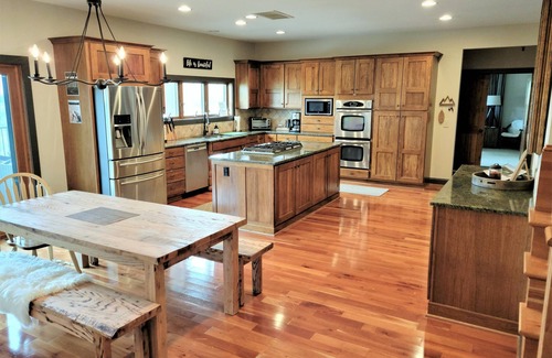 Boone Cabin | Long range views, Hot Tub, 1 mile to Blue Ridge Pkwy, 14 minutes to App Ski Mtn