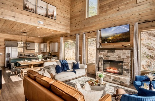 Gatlinburg - Pigeon Forge House | Long range views, Indoor Pool, Hot tub, Firepit, Multiple Decks, Arcade Games