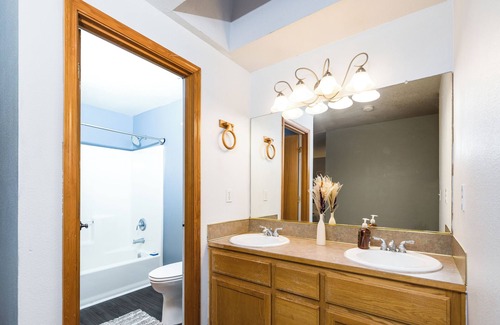Hillsboro House | Long Stay Available & High Speed Wi-Fi & WFH & Relocation & Renovation #41769