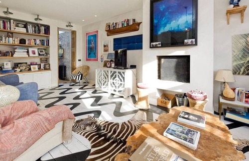 North Kensington House | Long Stay Discounts - Unique, Colourful 3Bed house