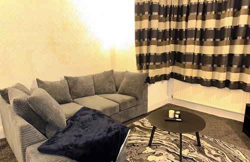 Manchester House | Long Term Booking Discount | Contractor Staysn
