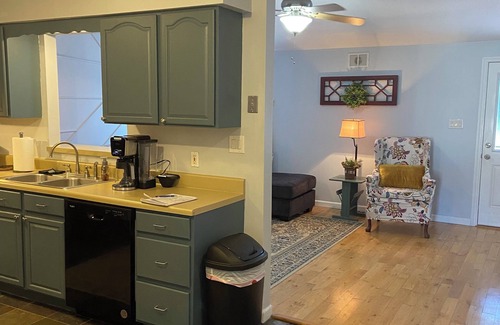 Powell Apartment | Long term chic en suite 2 bedroom Corp Rental in N. Knox/Powell with WiFi, AC