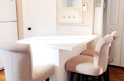 Pacific - Edison Apartment | LONG TERM - EXTENDED STAY - Free-standing Modern Studio. Free Parking