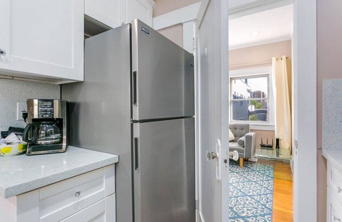 Glendale Apartment | LONG TERM - EXTENDED STAY - ONE Block to City Center. LUX Retro. Free Parking