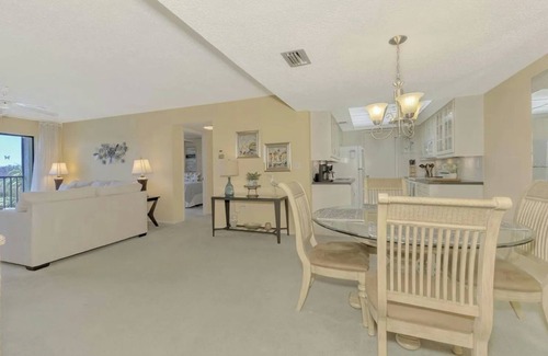 Trailer Estates Condo | Long term Rental nCondo located at the IMG Golf Course- 3 Month minimum