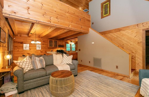 Lake Lure House | Long Term Rental - Secluded Lake Lure 2 Bedroom Cabin