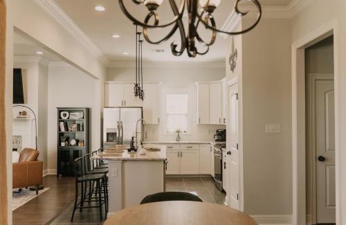 Lake Charles House | Long Term Stay Fast Wifi Comfortable