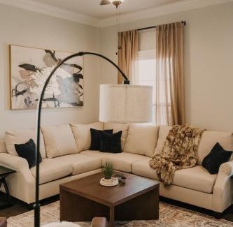 Lake Charles House | Long Term Stay Fast Wifi Comfortable