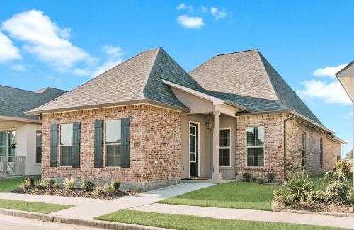 Lake Charles House | Long Term Stay Fast Wifi Comfortable